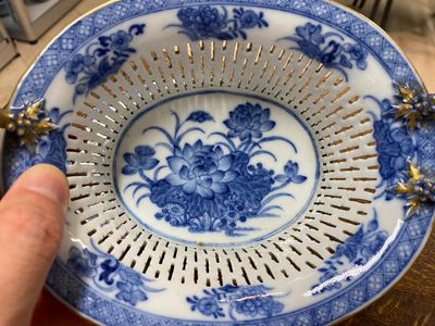 A Chinese blue and white pierced basket on stand, Qianlong — 照片 2