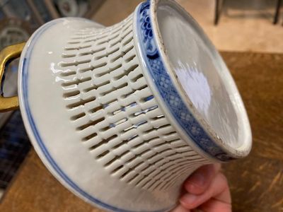 A Chinese blue and white pierced basket on stand, Qianlong — 照片 4