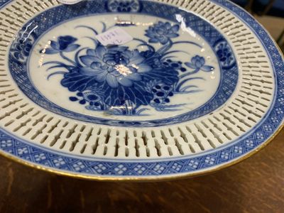 A Chinese blue and white pierced basket on stand, Qianlong — 照片 6