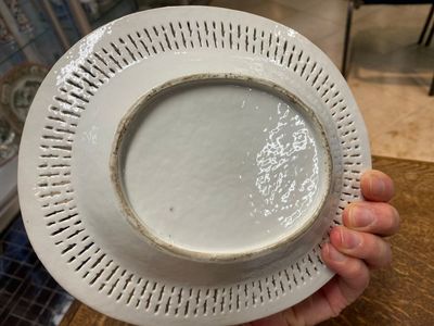 A Chinese blue and white pierced basket on stand, Qianlong — 照片 7