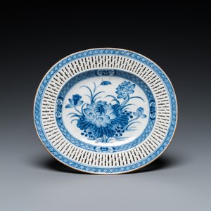 A Chinese blue and white pierced basket on stand, Qianlong — 照片 2