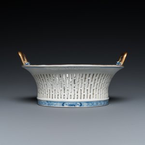A Chinese blue and white pierced basket on stand, Qianlong — 照片 4