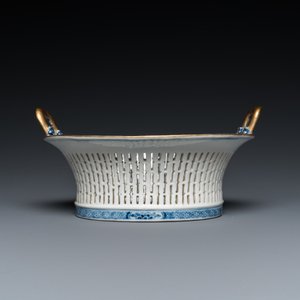 A Chinese blue and white pierced basket on stand, Qianlong — 照片 6