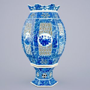 A Chinese blue and white pierced lantern on stand, 19th C. — photo 3