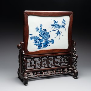 A Chinese blue and white plaque with floral design in a carved wooden screen, 19/20th C. — photo 1