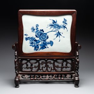 A Chinese blue and white plaque with floral design in a carved wooden screen, 19/20th C. — photo 2