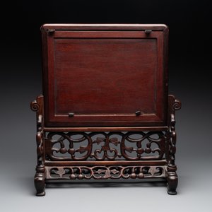 A Chinese blue and white plaque with floral design in a carved wooden screen, 19/20th C. — photo 4