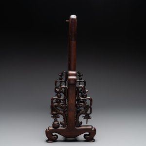 A Chinese blue and white plaque with floral design in a carved wooden screen, 19/20th C. — photo 5