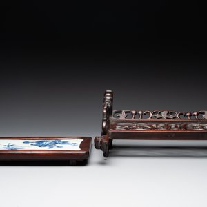 A Chinese blue and white plaque with floral design in a carved wooden screen, 19/20th C. — photo 6