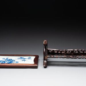 A Chinese blue and white plaque with floral design in a carved wooden screen, 19/20th C. — photo 7