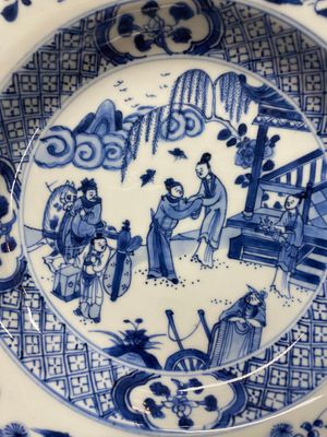 A Chinese blue and white plate, a klapmuts bowl and a trick cup, Wanli/Yongzheng — photo 4