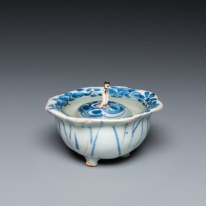A Chinese blue and white plate, a klapmuts bowl and a trick cup, Wanli/Yongzheng — photo 10