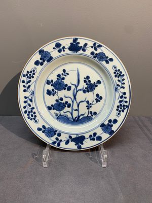 A Chinese blue and white plate and a famille verte plate with Johanneum marks, ex-collection of August the Strong, Yongzheng — photo 1
