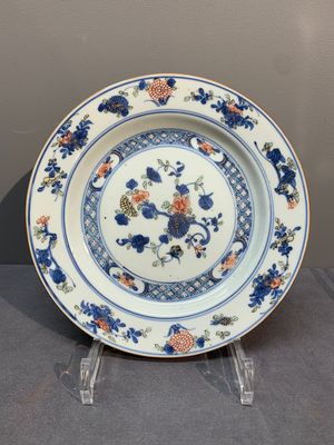 A Chinese blue and white plate and a famille verte plate with Johanneum marks, ex-collection of August the Strong, Yongzheng — photo 3
