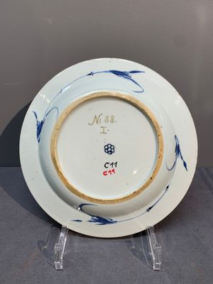 A Chinese blue and white plate and a famille verte plate with Johanneum marks, ex-collection of August the Strong, Yongzheng — photo 4