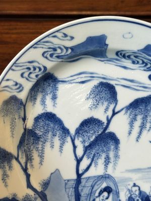 A Chinese blue and white plate with a breastfeeding woman and fishermen on boats, Chenghua mark, Kangxi — 照片 5