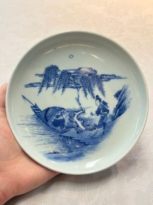 A Chinese blue and white plate with a couple along the water, Ya Zhi 雅製 mark, Kangxi/Yongzheng — photo 1