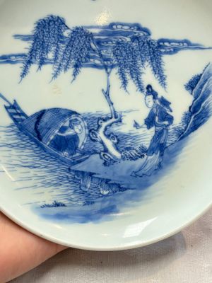 A Chinese blue and white plate with a couple along the water, Ya Zhi 雅製 mark, Kangxi/Yongzheng — photo 2