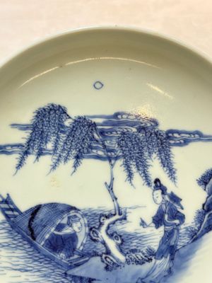 A Chinese blue and white plate with a couple along the water, Ya Zhi 雅製 mark, Kangxi/Yongzheng — photo 3