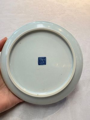A Chinese blue and white plate with a couple along the water, Ya Zhi 雅製 mark, Kangxi/Yongzheng — photo 4