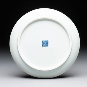 A Chinese blue and white plate with a couple along the water, Ya Zhi 雅製 mark, Kangxi/Yongzheng — photo 2