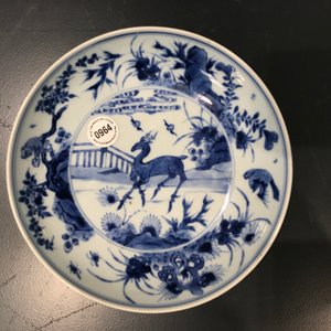 A Chinese blue and white plate with a deer and a monkey, Chenghua mark, Kangxi/Yongzheng — 照片 7