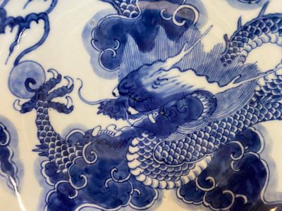 A Chinese blue and white plate with a dragon chasing the flaming pearl, Yongzheng mark and of the period — photo 2