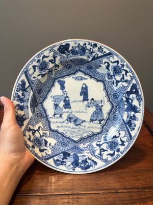 A Chinese blue and white plate with a punishment scene, Yongzheng/Qianlong — photo 1