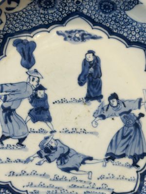 A Chinese blue and white plate with a punishment scene, Yongzheng/Qianlong — photo 2