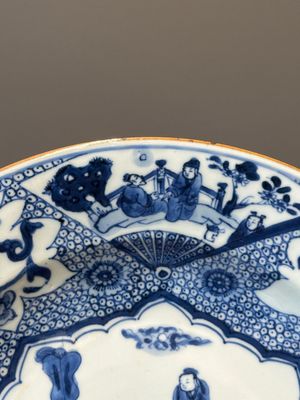 A Chinese blue and white plate with a punishment scene, Yongzheng/Qianlong — photo 3