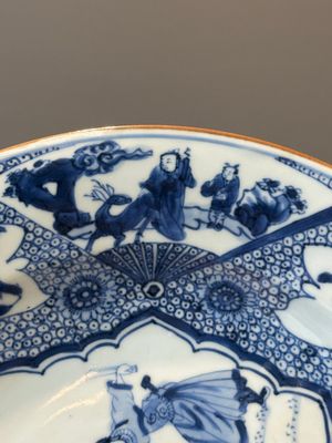 A Chinese blue and white plate with a punishment scene, Yongzheng/Qianlong — photo 4