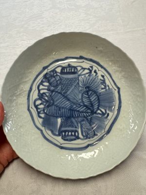 A Chinese blue and white plate with a relief-moulded rim, Wanli — photo 1