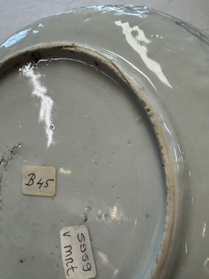 A Chinese blue and white plate with a relief-moulded rim, Wanli — photo 11