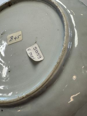 A Chinese blue and white plate with a relief-moulded rim, Wanli — photo 12