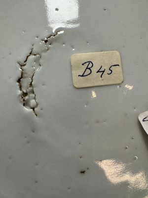 A Chinese blue and white plate with a relief-moulded rim, Wanli — photo 13