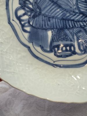 A Chinese blue and white plate with a relief-moulded rim, Wanli — photo 2