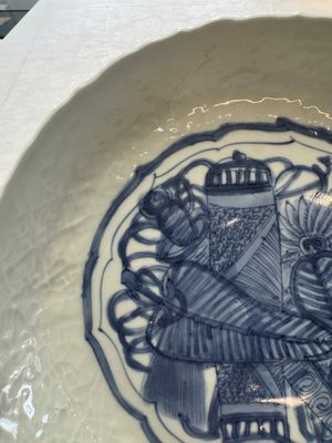 A Chinese blue and white plate with a relief-moulded rim, Wanli — photo 3
