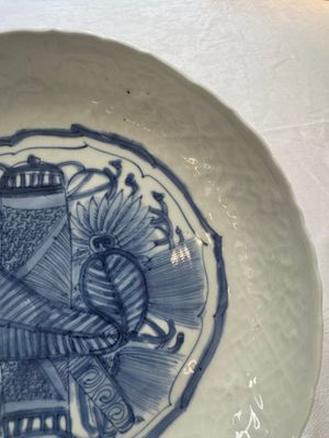 A Chinese blue and white plate with a relief-moulded rim, Wanli — photo 4
