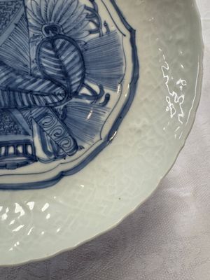 A Chinese blue and white plate with a relief-moulded rim, Wanli — photo 5