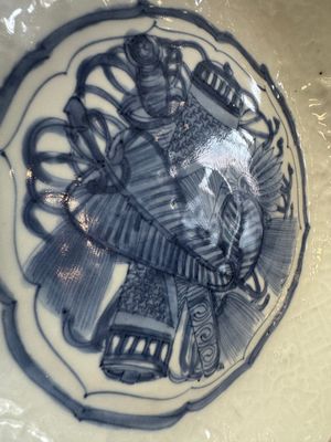 A Chinese blue and white plate with a relief-moulded rim, Wanli — photo 6