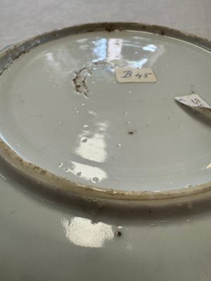 A Chinese blue and white plate with a relief-moulded rim, Wanli — photo 9