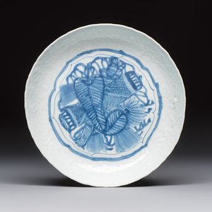 A Chinese blue and white plate with a relief-moulded rim, Wanli — photo 1