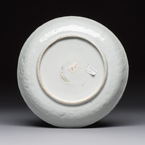 A Chinese blue and white plate with a relief-moulded rim, Wanli — photo 2
