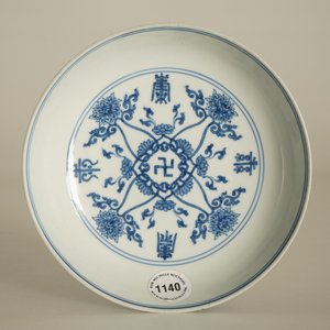 A Chinese blue and white plate with auspicious symbols, Chenghua mark, Kangxi — photo 3