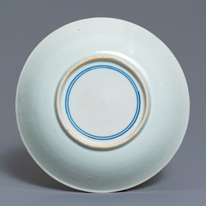 A Chinese blue and white plate with calligraphy and scholars rock, Shunzhi — 照片 2