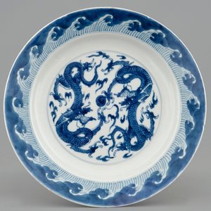 A Chinese blue and white plate with dragons chasing the pearl, Kangxi — 照片 1