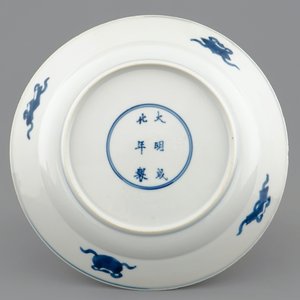 A Chinese blue and white plate with dragons chasing the pearl, Kangxi — 照片 2