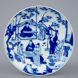 A Chinese blue and white plate with figures in a garden, Xuande mark, Yongzheng, 1723-1735 — 照片 1