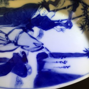 A Chinese blue and white plate with figures in a garden, Xuande mark, Yongzheng, 1723-1735 — 照片 4