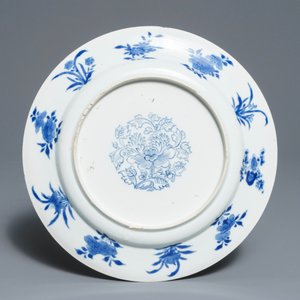 A Chinese blue and white plate with figures in a pagoda, Kangxi — photo 2